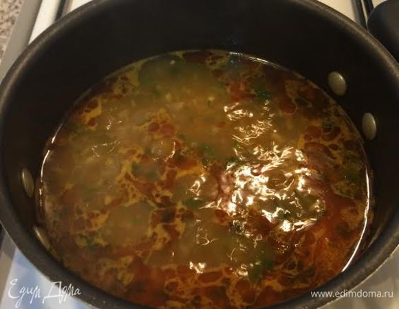 Добавить сунели, соль, перец. Дать покипеть 2-3 минуты.