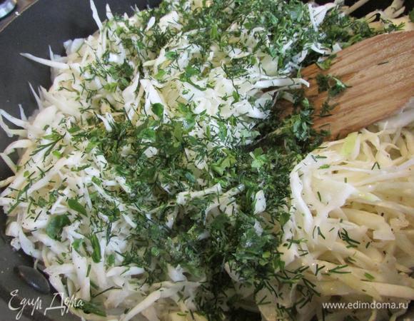 Приготовить начинку. Нашинковать тонко капусту и укроп. Обжарить на оливковом масле до полуготовности. Посолить, посахарить и поперчить. Слегка остудить.