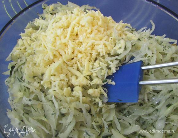 Сыр натереть на крупной тёрке и добавить в капусту. Тщательно перемешать.