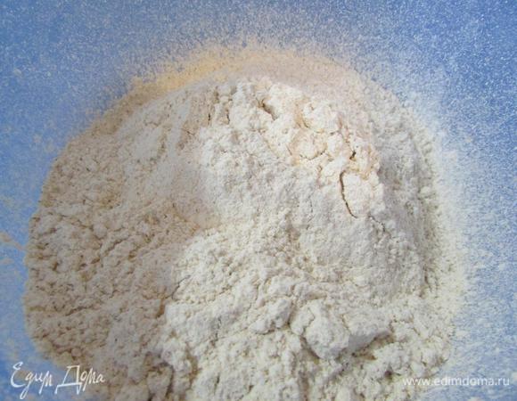 Приготовить тесто. Просеять два вида муки.