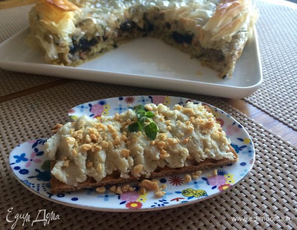 Я люблю форшмак на хлебцах, а сверху посыпаю орешками, в данном варианте с арахисом. Кто-то любит с теплыми гренками, натертыми чесночком, фантазируйте :)