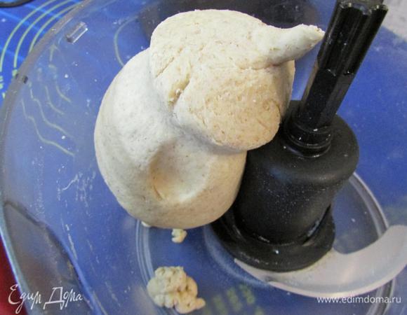Вымешивать до получения однородного кома (если нужно, по ложке добавлять ледяную воду, я этого не делала).