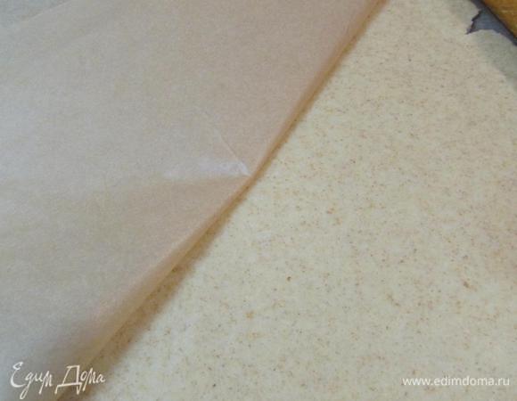 Тесто раскатать между двумя листами бумаги. 