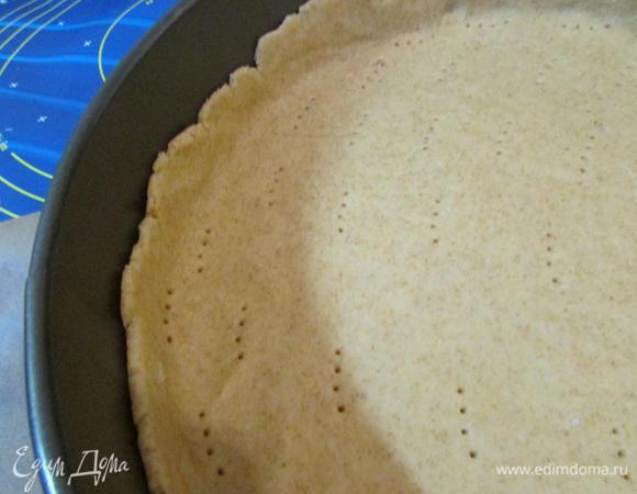 И аккуратно выложить в форму. Руками подравнять края. Тесто наколоть вилкой и поставить в разогретую духовку до 160°С. Выпекать 15 минут.