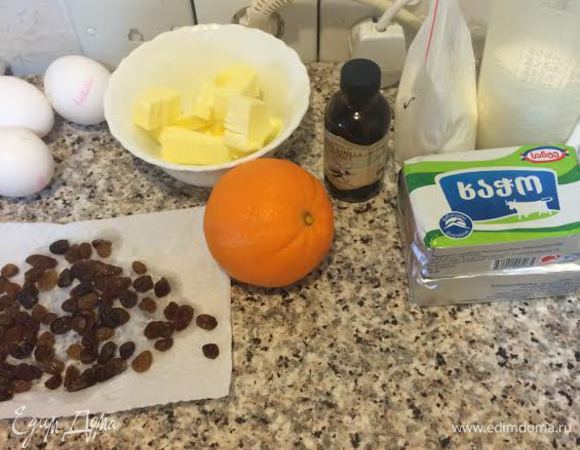 Духовку нагреть до 190°С. Творог должен быть сухой и не зернистый.