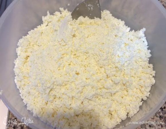 Творог протереть через сито.