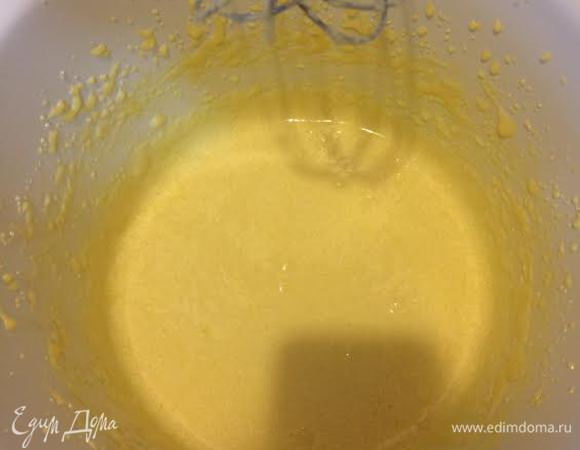 Желтки взбить с сахаром до глянцевой массы.