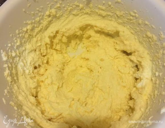 К творогу добавляем масло комнатной температуры, кукурузный крахмал, желтковую массу, ваниль и перемешиваем миксером на средней скорости.