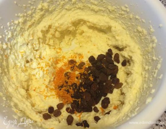 Добавляем изюм и цедру апельсина, перемешиваем.