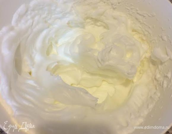 Белки взбиваем до пиков.