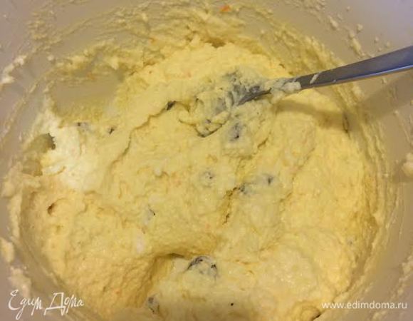 Осторожно вводим белки в творожную массу. Аккуратно перемешиваем ложкой.