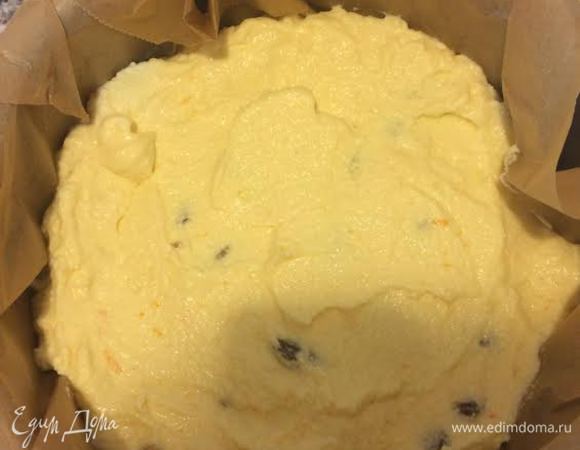 Разъемную форму диаметром 20 см выстлать бумагой для выпечки и выложить тесто.