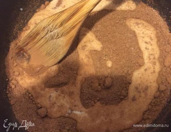 Глазурь. Какао смешать с сахаром, добавить молоко и поставить на медленный огонь, помешивая довести до кипения. Слегка остудить и взбить с размягченным сливочным маслом.