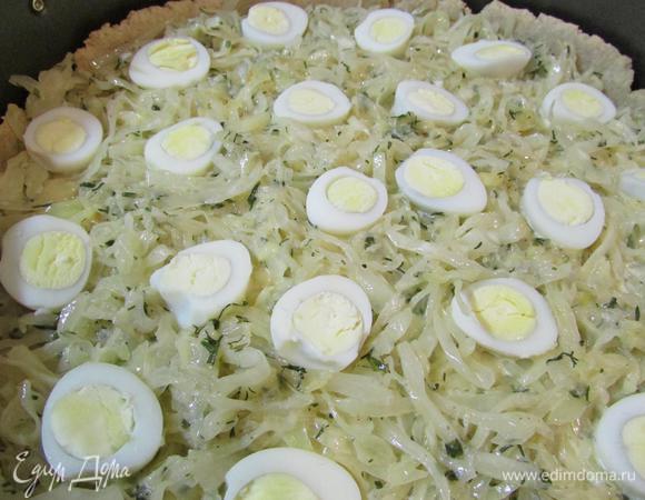 Капусту залить заливкой. Поверх уложить половинки перепелиных яиц. И снова отправить в духовку. Выпекать до готовности (до золотистого цвета.) Ммм... какой аромат!