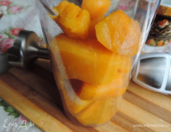 Нам понадобится тыквенное пюре, приготовленное из отваренной или запеченной тыквы. Обратите внимание, что в ингредиентах указан вес готового пюре!