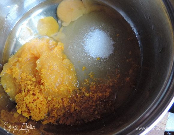 Для тыквенного теста нам понадобится цедра одного апельсина среднего размера, если апельсин очень крупный, можно взять цедру с его половины. Не забываем, что снимаем только оранжевую часть.
Все ингредиенты для теста, кроме муки и разрыхлителя, помещаем в глубокую кастрюлю.