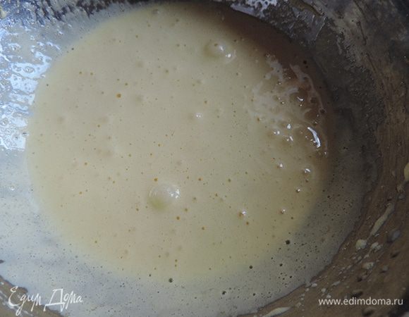 Для шоколадного теста сметану взбиваем с сахаром и яйцами до получения воздушной однородной массы.