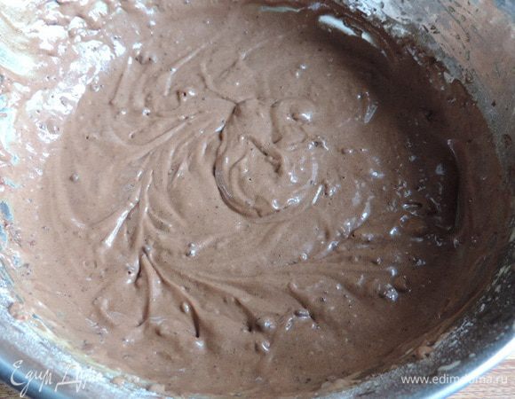 Постепенно всыпаем муку, просеянную с какао и содой, перемешиваем миксером на самой маленькой скорости.
Тесто готово.