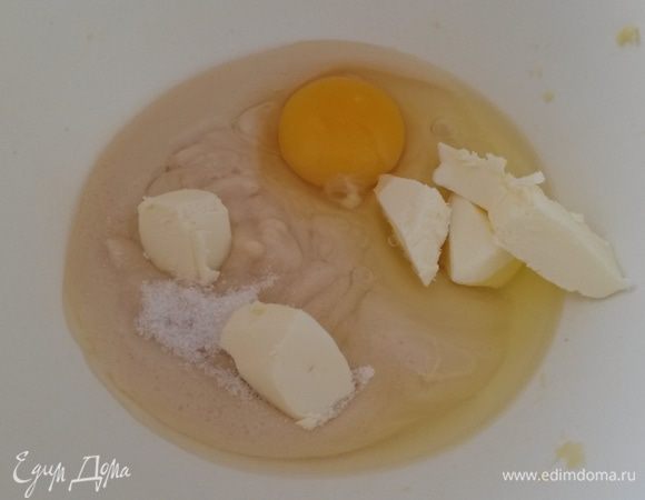 В миске венчиком смешиваем сгущенное молоко, яйцо, соль, сахар и сливочное масло комнатной температуры. Ничего взбивать не надо, просто перемешиваем до однородности. Масло останется маленькими крупинками.
