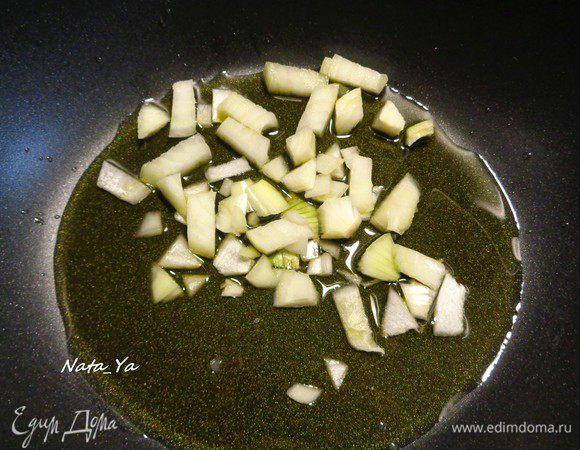 Половинку луковицы порежем и отправим в казан с оливковым маслом.