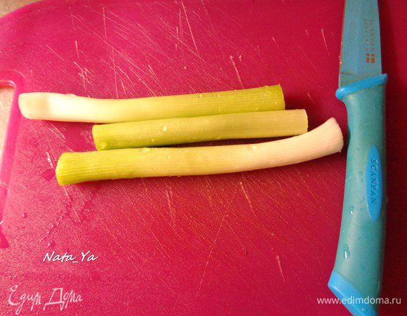 Нам понадобится белая часть стеблей зеленого лука. Зеленую часть оставьте для овощного салата.