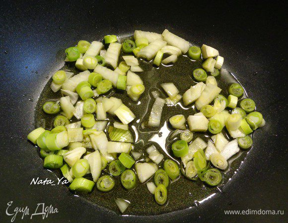 Порежем зеленый лук и отправим его к репчатому.