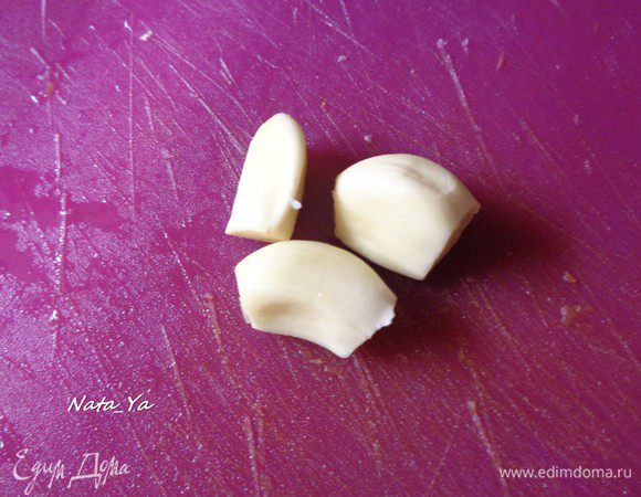 Чеснок очистим и пропустим через пресс для чеснока прямо к овощам.