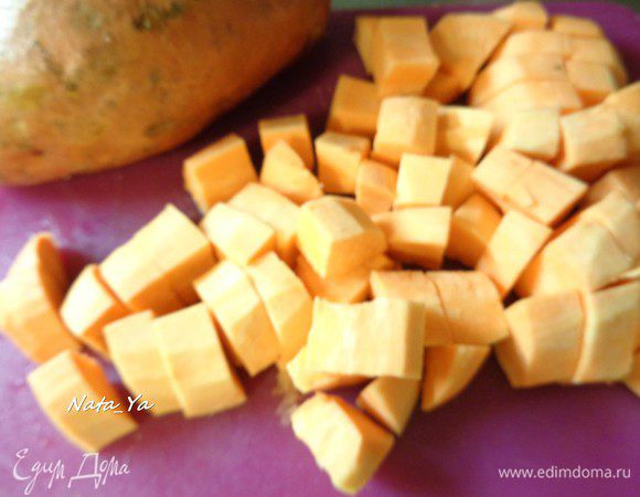 Батат очистим от кожуры и порежем средними кусочками. Отправим в казан.