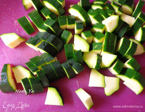 Также поступим с цукини, только кожуру снимать не будем.