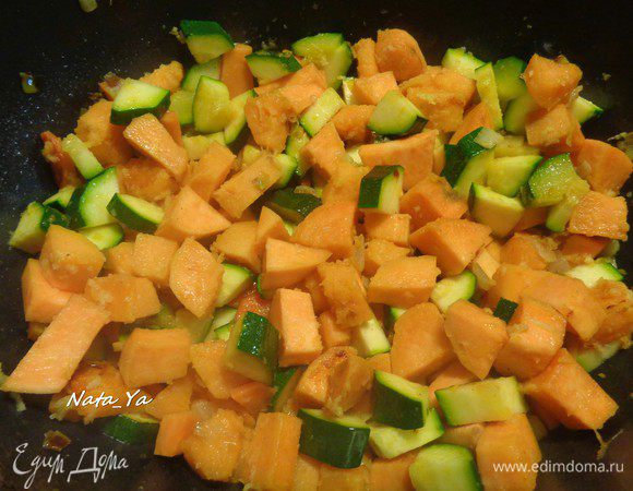 Добавим к овощам пасту карри.