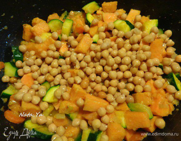 А затем горох нут вместе с жидкостью из банки.

*У меня банка весом 290 грамм (вместе с жидкостью).