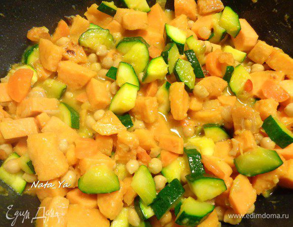 Добавим к карри — перец чили (я взяла пол чайной ложки). Вы берите столько, на сколько нравится острота. Сухой чили, конечно же, с успехом можно заменить свежим.