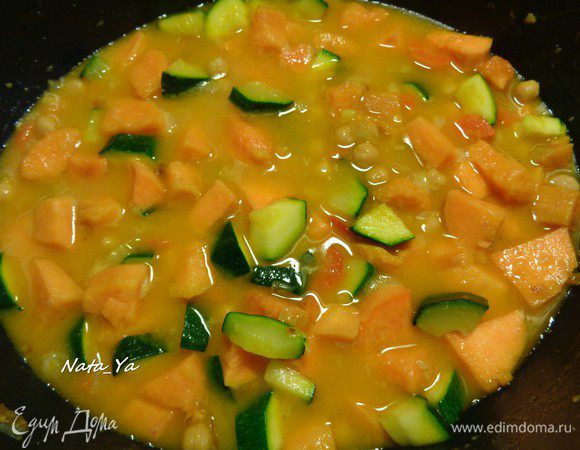 Дольем в карри 300 мл кипяченой воды. Накроем крышкой и будем тушить примерно 20-25 минут, периодически помешивая, до выпаривания почти всей жидкости.

В конце варки посолить и поперчить по вкусу.