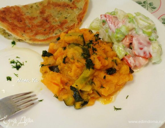 Я подала к карри лепешку с зеленью (покупную, предварительно ее обжарив с двух сторон), йогурт и овощной салат.

Было очень-очень вкусно!