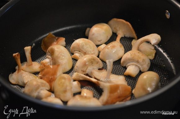 Разогреть духовку до 190°C. Разогреть 2 ст.л. масла. Выложить грибы очищенные и нарезанные. Готовить примерно 5 минут, если белые или 3 минуты шампиньоны. Посолить и поперчить.