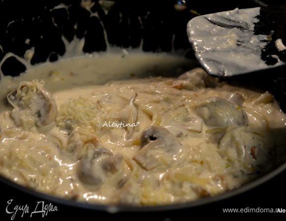 Добавить сливочное масло, дать растопиться, затем муку, мускатный орех. тимьян 1 /2 ч.л. Влить вино, добавить сметану, сливки и протертый сыр, как пармезан и грюйер. Посолить и поперчить.