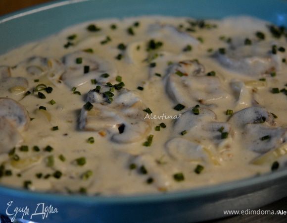 Поставить блюдо для запекания в разогретую духовку на 15-20 мин.