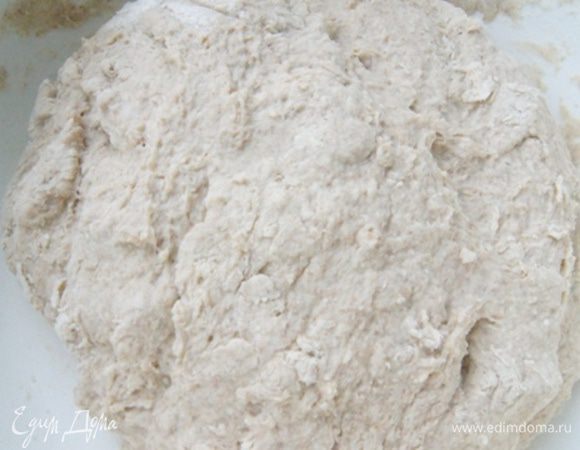 Добавить теплую воду, закваску и перемешать всё в течении 10 минут. Оставить на 10 минут отдохнуть. 