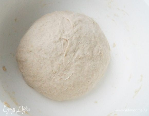 Домесить тесто до гладкого состояния, оно липковатое, я припылила руки немного мукой. Если вы месите в комбайне, муки добавлять не придётся. Миску для расстойки смазать растительным маслом (в ингредиентах указала именно для смазки, в тесто не добавлять). Переложить тесто и оставить на расстойку на 2-2,5 часа в теплое место. Я разогревала духовку до 30' и ставила закрытую пленкой миску туда.
