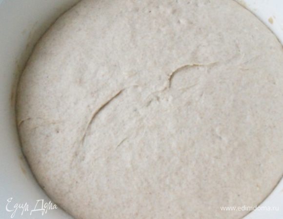 Вот так выросло тесто. Делим на 2 части, формируем 2 буханки хлеба. Тесто липнет, смачиваем руки водой или маслом.