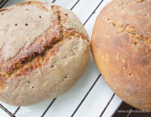 Духовка разогрета до 200°С. На низ духовки я ставлю миску с водой. Хлеб наколоть зубочисткой в нескольких местах. Выпекать хлеб 15 минут с паром, и 30 без пара.
