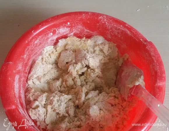 Ввести яичную массу в мучную и вымешать тесто.