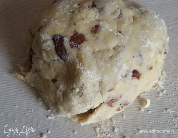 Добавить фундук и изюм в тесто и тщательно вмесить их в тесто.