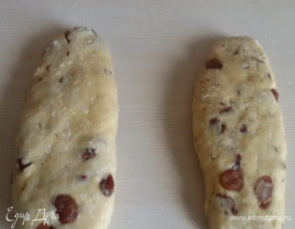 Сформировать из теста 2 плоские колбаски.