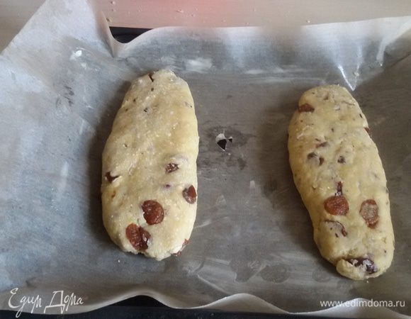 Противень выстелить бумагой для выпечки, смазанной сливочным маслом. Выложить на него колбаски из теста. 
Духовку разогреть до 190°С. Поставить в разогретую духовку противень и выпекать колбаски 25-30 минут до зарумянивания.