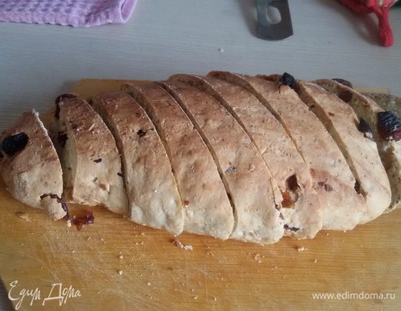 Вытащить пропеченное тесто и, пока оно горячее, разрезать на продольные ломтики толщиной около сантиметра.