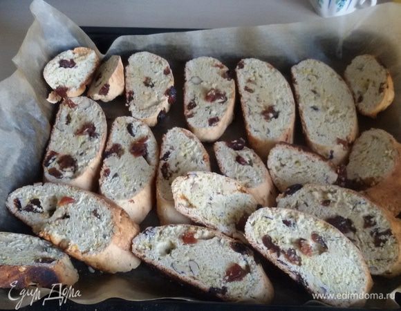 Выложить ломтики на противень срезом вверх и поставить в духовку на 10-15 минут, чтобы они подсохли и стали настоящими бискотти.