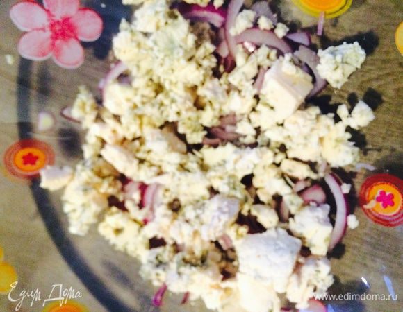 Лук, сыр, тунец положить в салатник.