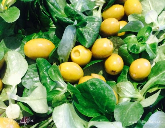 Добавить листья салата и оливки.