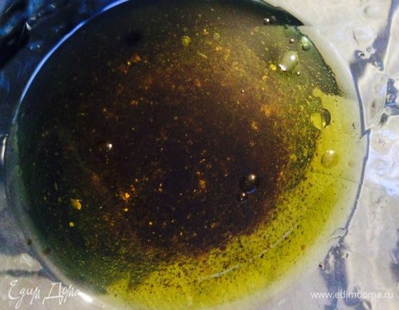 Приготовить заправку: смешать масло, бальзамический уксус, сок лимона, перец и соль.